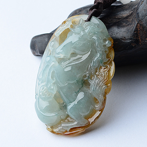 冰种晴水褐黄翡略飘花马到成功挂件