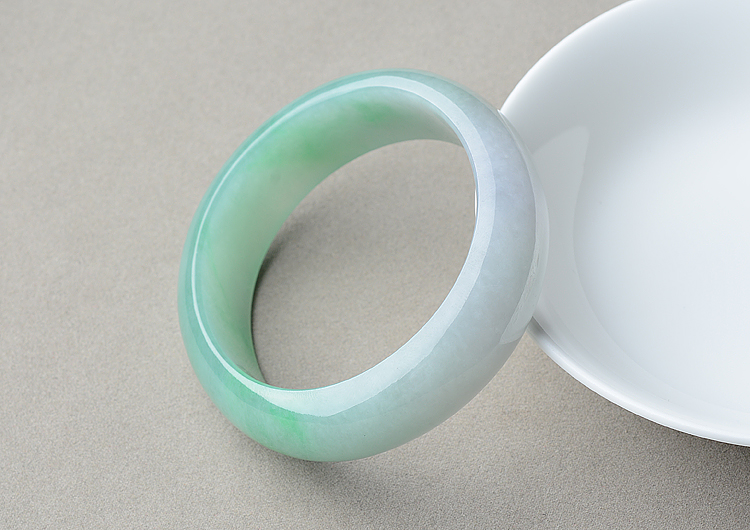 (超值推荐)糯冰种晴水翠色贵妃镯（55.5mm-49.5mm）