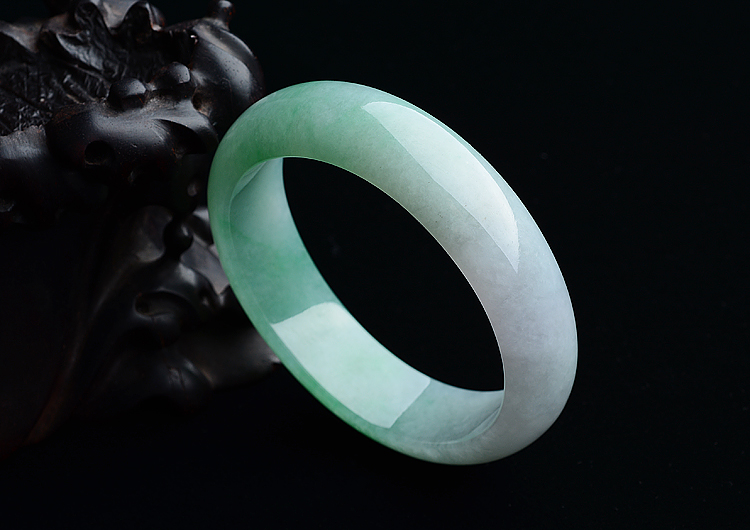 (超值推荐)糯冰种晴水翠色贵妃镯（55.5mm-49.5mm）