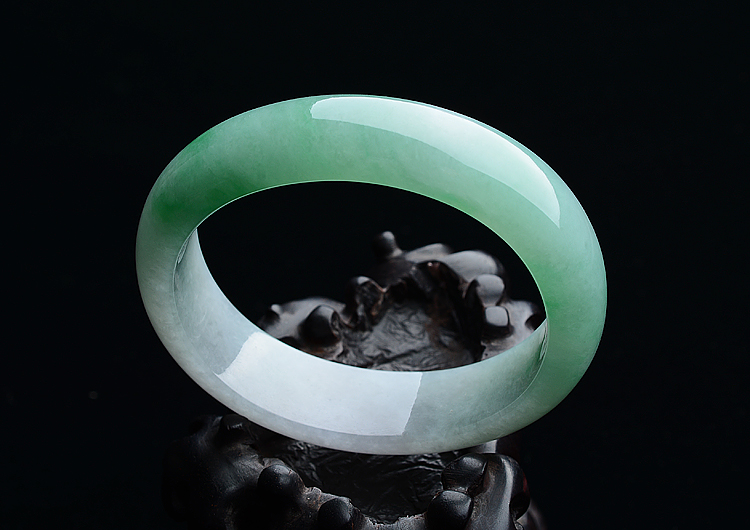(超值推荐)糯冰种晴水翠色贵妃镯（55.5mm-49.5mm）