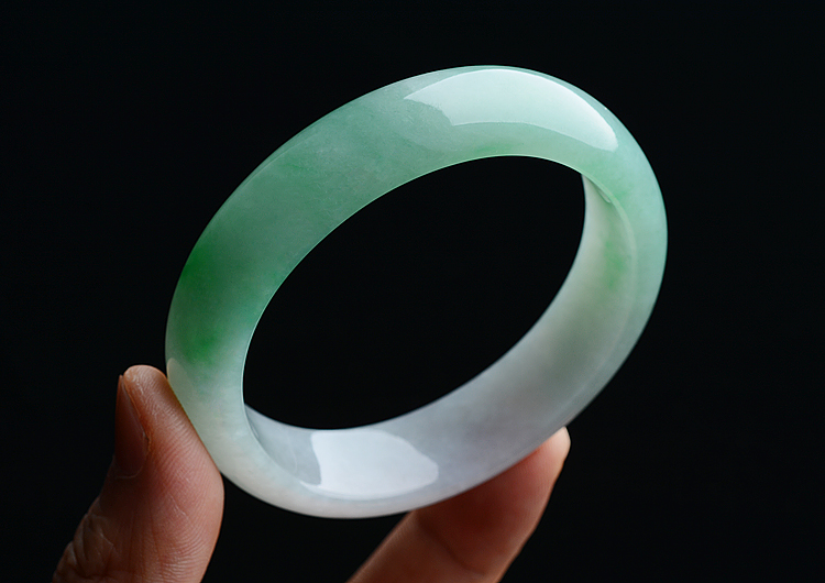 (超值推荐)糯冰种晴水翠色贵妃镯（55.5mm-49.5mm）