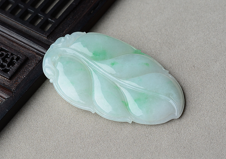 糯冰种飘翠叶子挂件