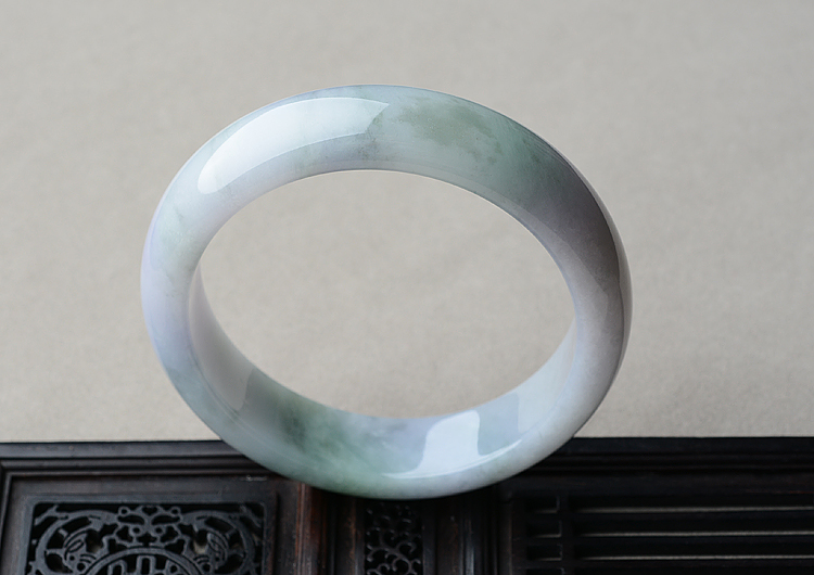 (超值推荐)糯冰种春带彩手镯（58.4mm）