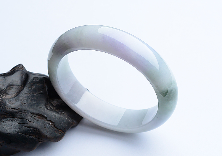 (超值推荐)糯冰种春带彩手镯（58.4mm）