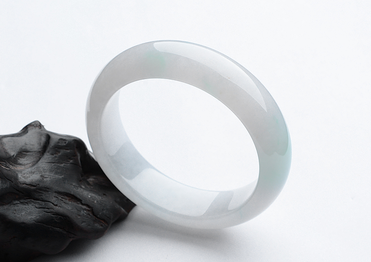(超值推荐)糯冰种晴水略飘翠手镯（57.8mm）