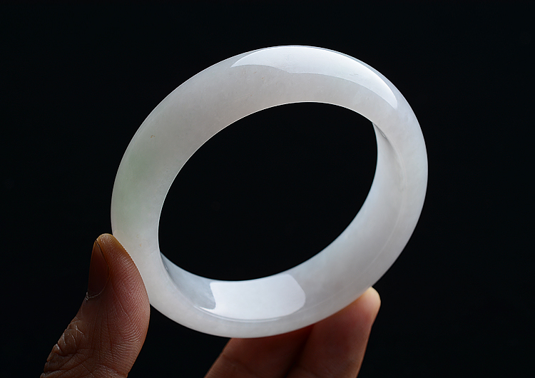 (超值推荐)糯冰种晴水略飘翠手镯（57.8mm）