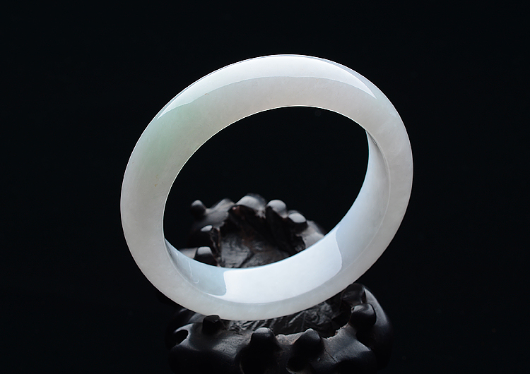(超值推荐)糯冰种晴水略飘翠手镯（57.8mm）