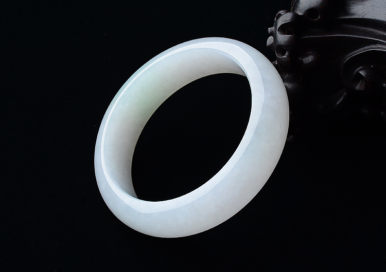 (超值推荐)糯冰种晴水略飘翠手镯（57.8mm）