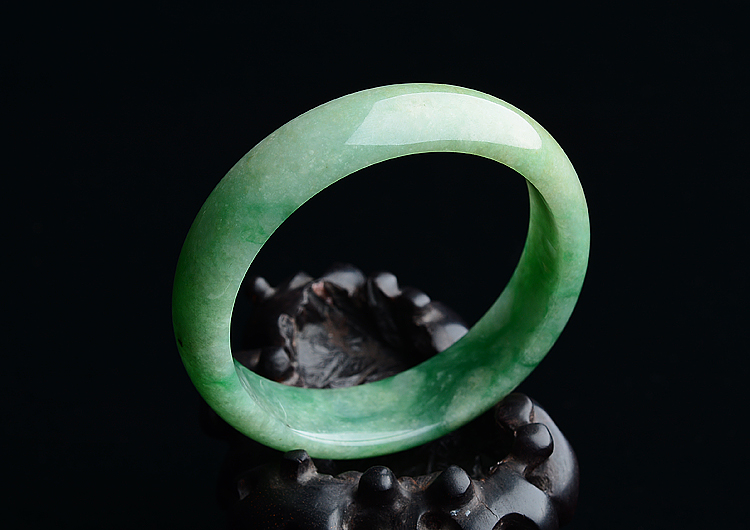 (超值推荐)糯冰种黄加绿手镯（55.6mm）