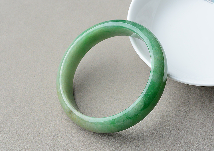 (超值推荐)糯冰种黄加绿手镯（55.6mm）