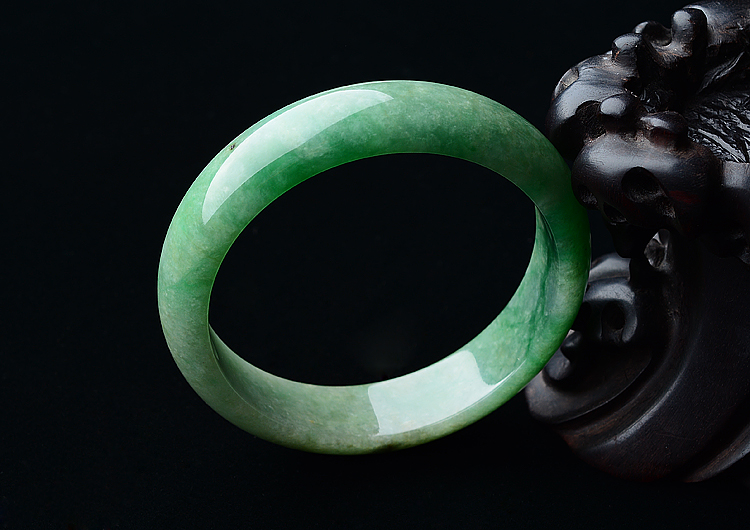 (超值推荐)糯冰种黄加绿手镯（55.6mm）