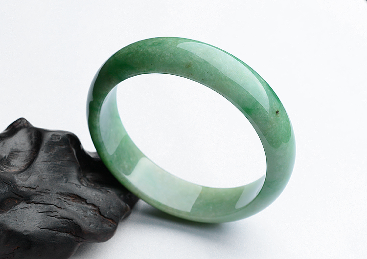 (超值推荐)糯冰种黄加绿手镯（55.6mm）