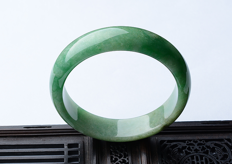 (超值推荐)糯冰种黄加绿手镯（55.6mm）