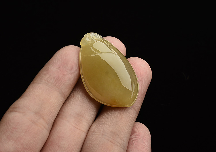 (成本清仓)冰种黄翡寿桃挂件