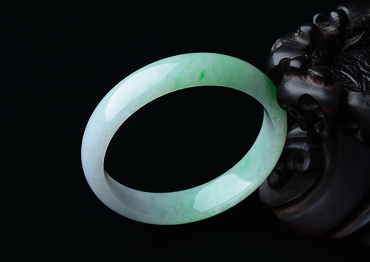(超值推荐)糯冰种淡春带彩手镯（55.8mm）