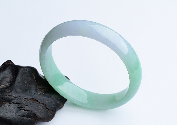 (超值推荐)糯冰种淡春带彩手镯（55.8mm）