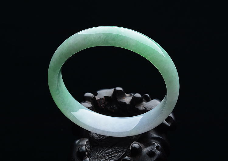 (超值推荐)糯冰种淡春带彩手镯（55.8mm）