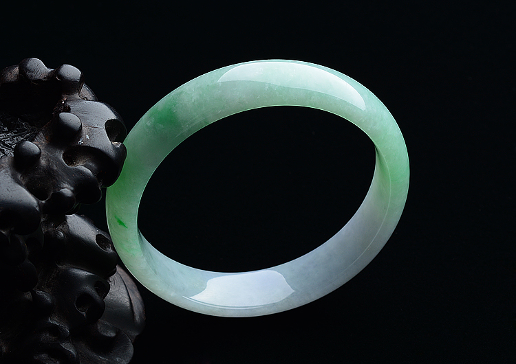 (超值推荐)糯冰种淡春带彩手镯（55.8mm）