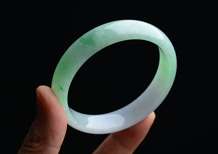 (超值推荐)糯冰种淡春带彩手镯（55.8mm）