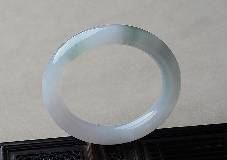 (超值推荐)冰种略飘花圆条手镯（57.5mm）