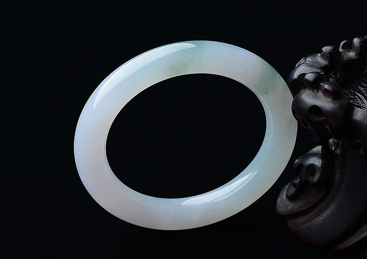 (超值推荐)冰种略飘花圆条手镯（57.5mm）