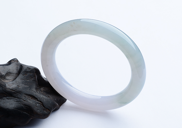 (超值推荐)糯冰种略飘花圆条手镯（54.5mm）