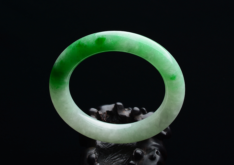 (超值推荐)糯冰种飘翠圆条手镯（57mm）