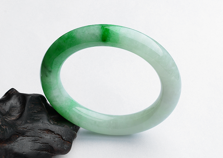 (超值推荐)糯冰种飘翠圆条手镯（57mm）