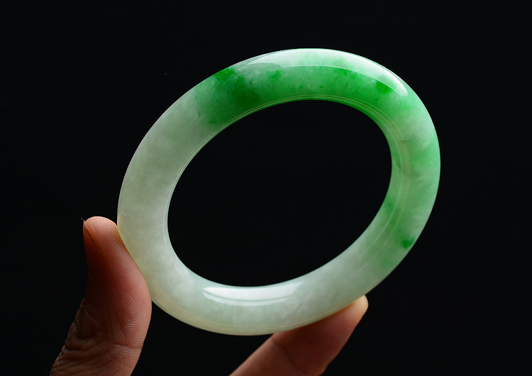 (超值推荐)糯冰种飘翠圆条手镯（57mm）
