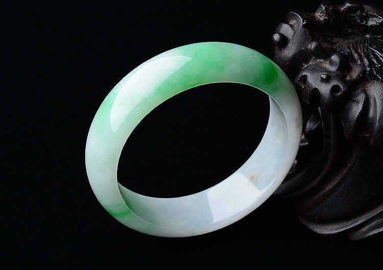 (超值推荐)糯冰种春带彩手镯（56.8mm）