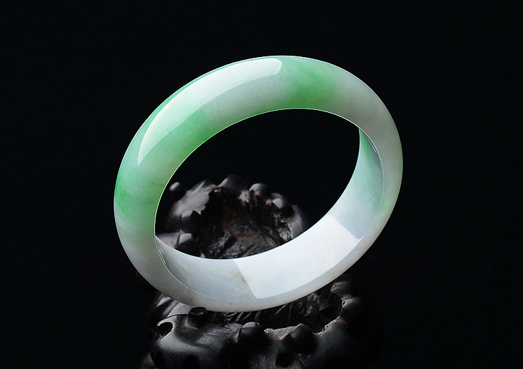 (超值推荐)糯冰种春带彩手镯（56.8mm）