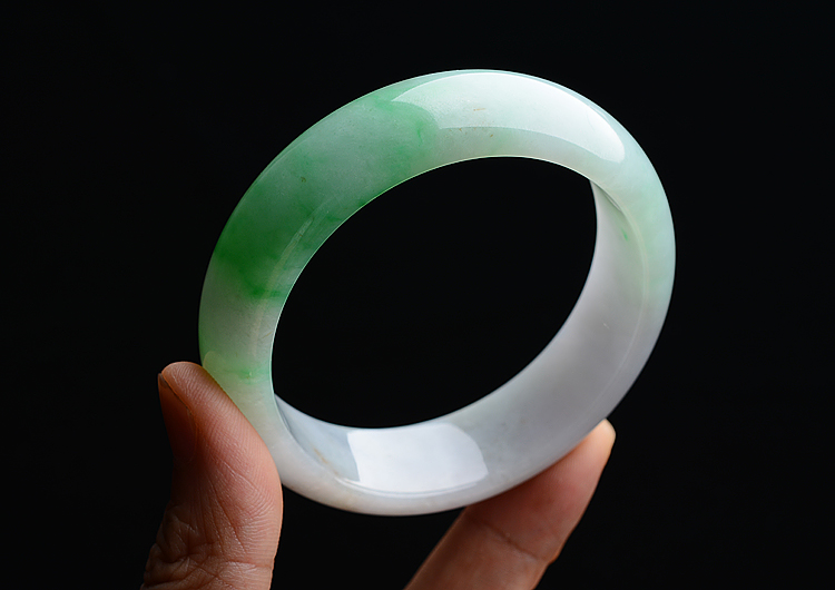 (超值推荐)糯冰种春带彩手镯（57mm）