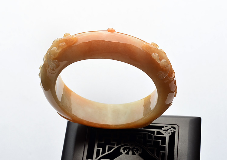 糯冰种红黄翡雕花贵妃镯(57mm-51.8mm)