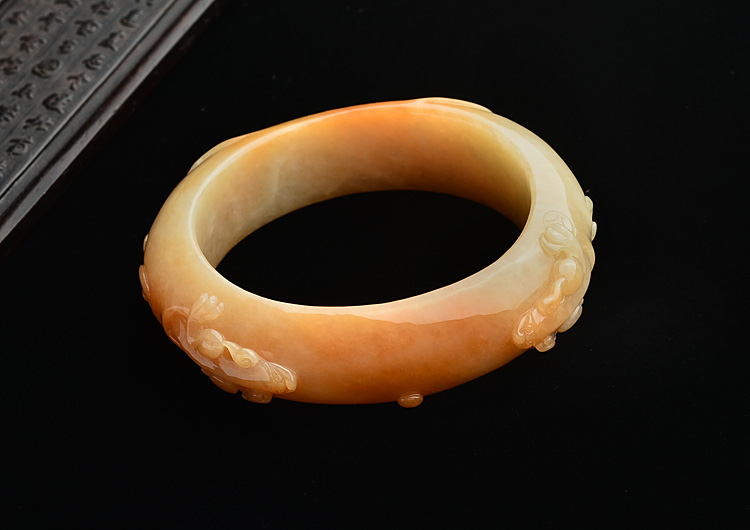 糯冰种红黄翡雕花贵妃镯(57mm-51.8mm)
