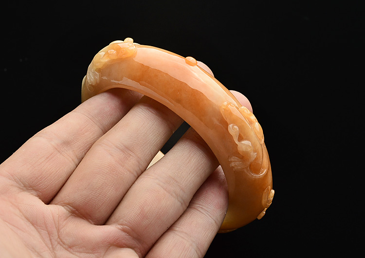 糯冰种红黄翡雕花贵妃镯(57mm-51.8mm)