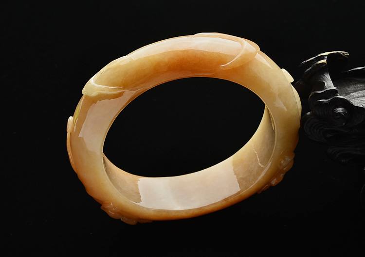 糯冰种红黄翡雕花贵妃镯(57mm-51.8mm)