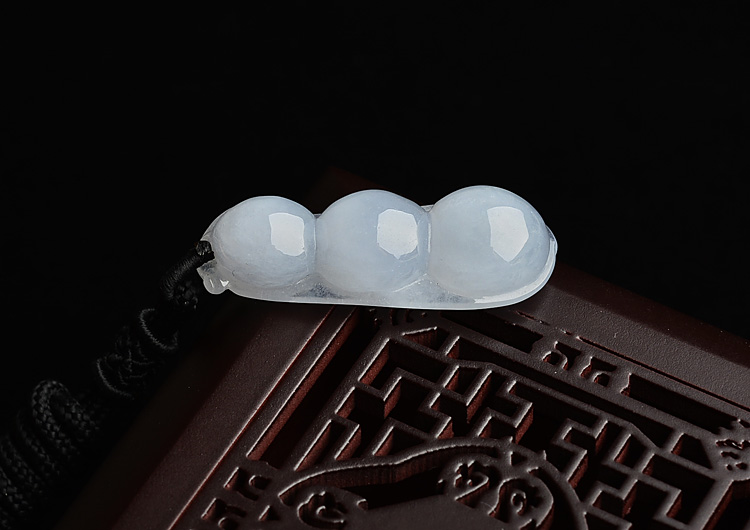 糯冰种淡紫罗兰四季豆挂件