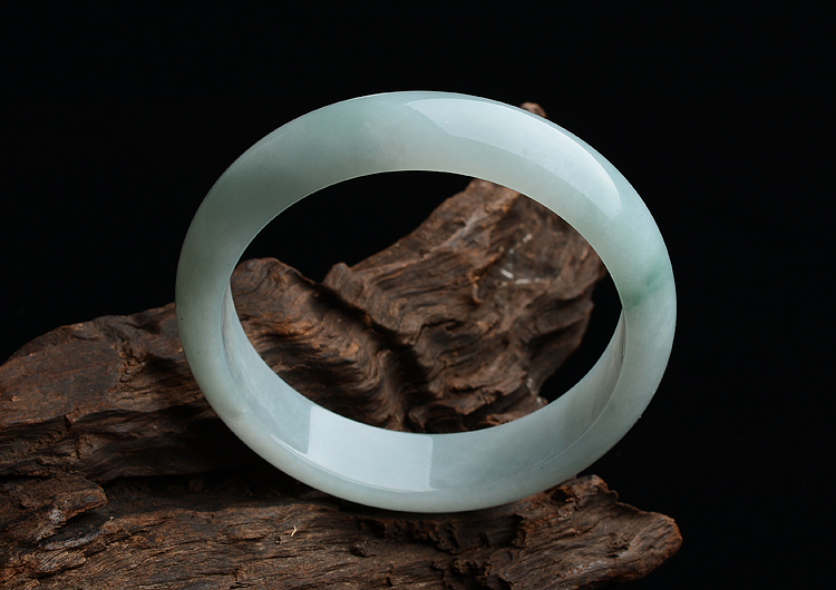 (超值推荐)糯冰种晴水略飘花手镯（57.8mm）