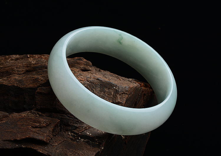 糯冰种晴水略飘花手镯（55.7mm）