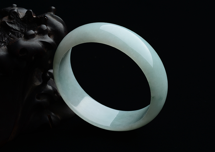 糯冰种晴水略飘花手镯（55.7mm）