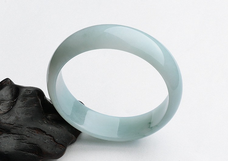 糯冰种晴水略飘花手镯（55.7mm）