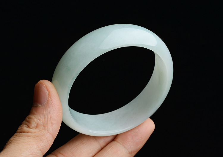 糯冰种晴水略飘花手镯（55.7mm）