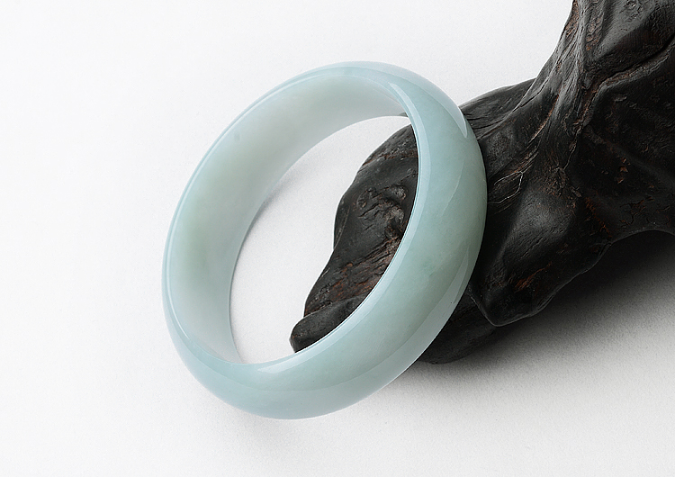 糯冰种晴水略飘花手镯（55.7mm）