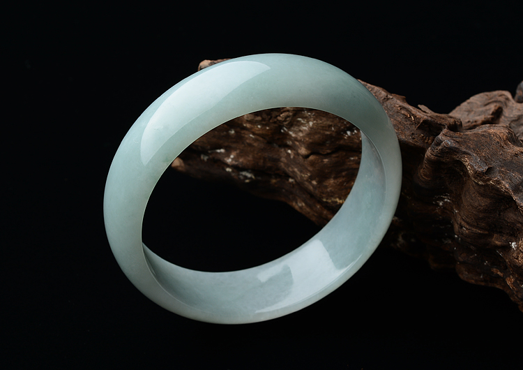 糯冰种晴水略飘花手镯（55.7mm）