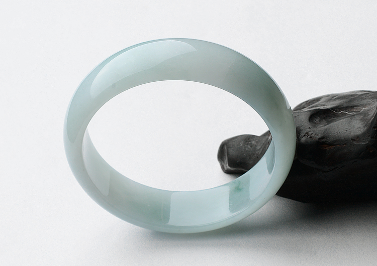 糯冰种晴水略飘花手镯（55.7mm）