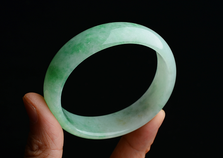 (超值推荐)糯冰种飘翠贵妃镯（56mm-51mm）