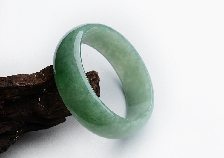 糯冰种晴水略飘花手镯（54.6mm）