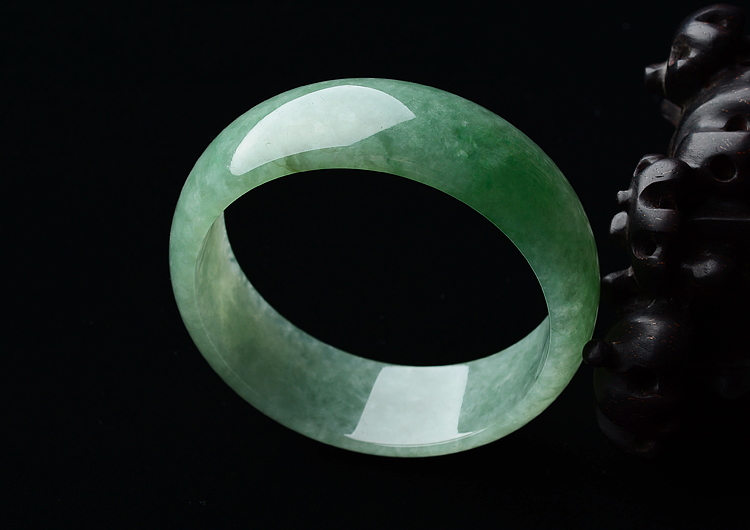 糯冰种晴水略飘花手镯（54.6mm）