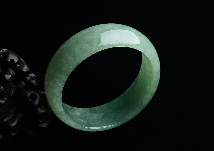 糯冰种晴水略飘花手镯（54.6mm）