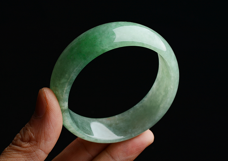 糯冰种晴水略飘花手镯（54.6mm）